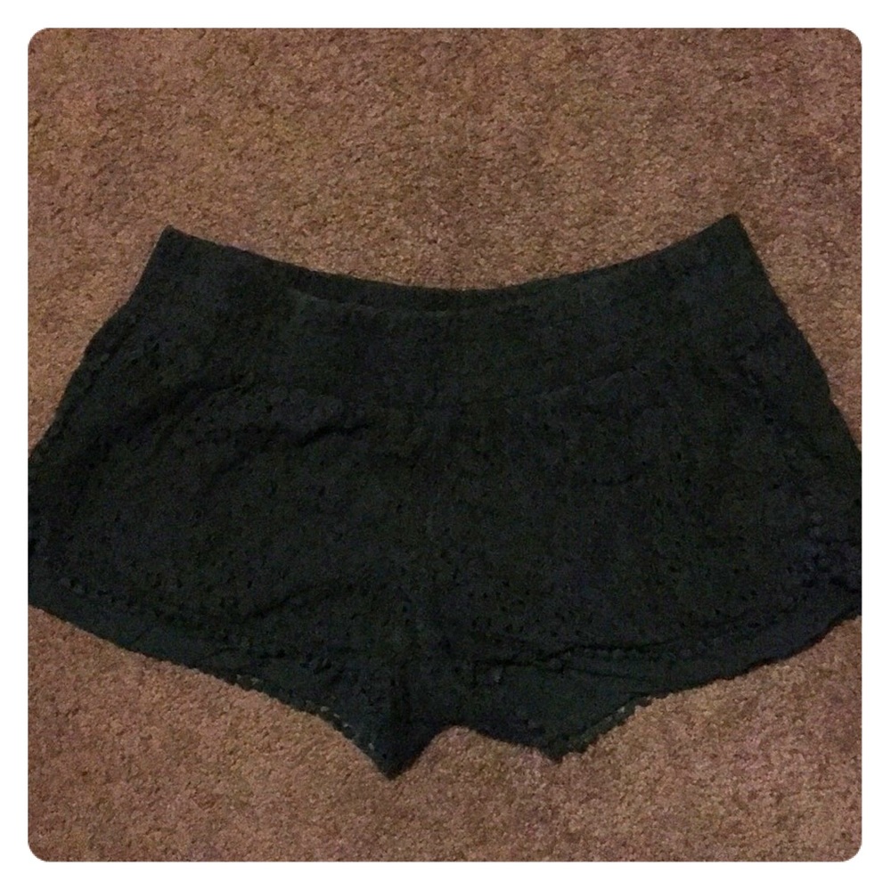 Black textured short-shorts